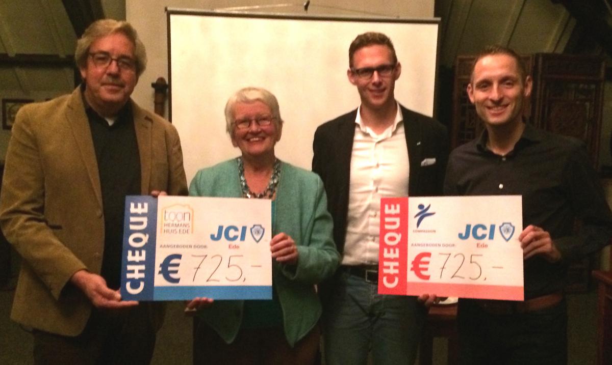 JCI Ede overhandigt cheques van pubquiz