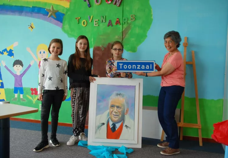 Toon Hermansschool schenkt portret Toon Hermans