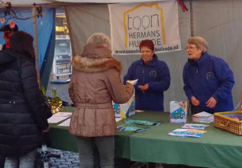 Ida (rechts)  vertelt samen met Tineke over ons Toon Hermans Huis tijdens informatiemarkten.